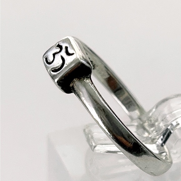 SATYA .925 Silver Om Symbol Ring - Picture 6 of 10